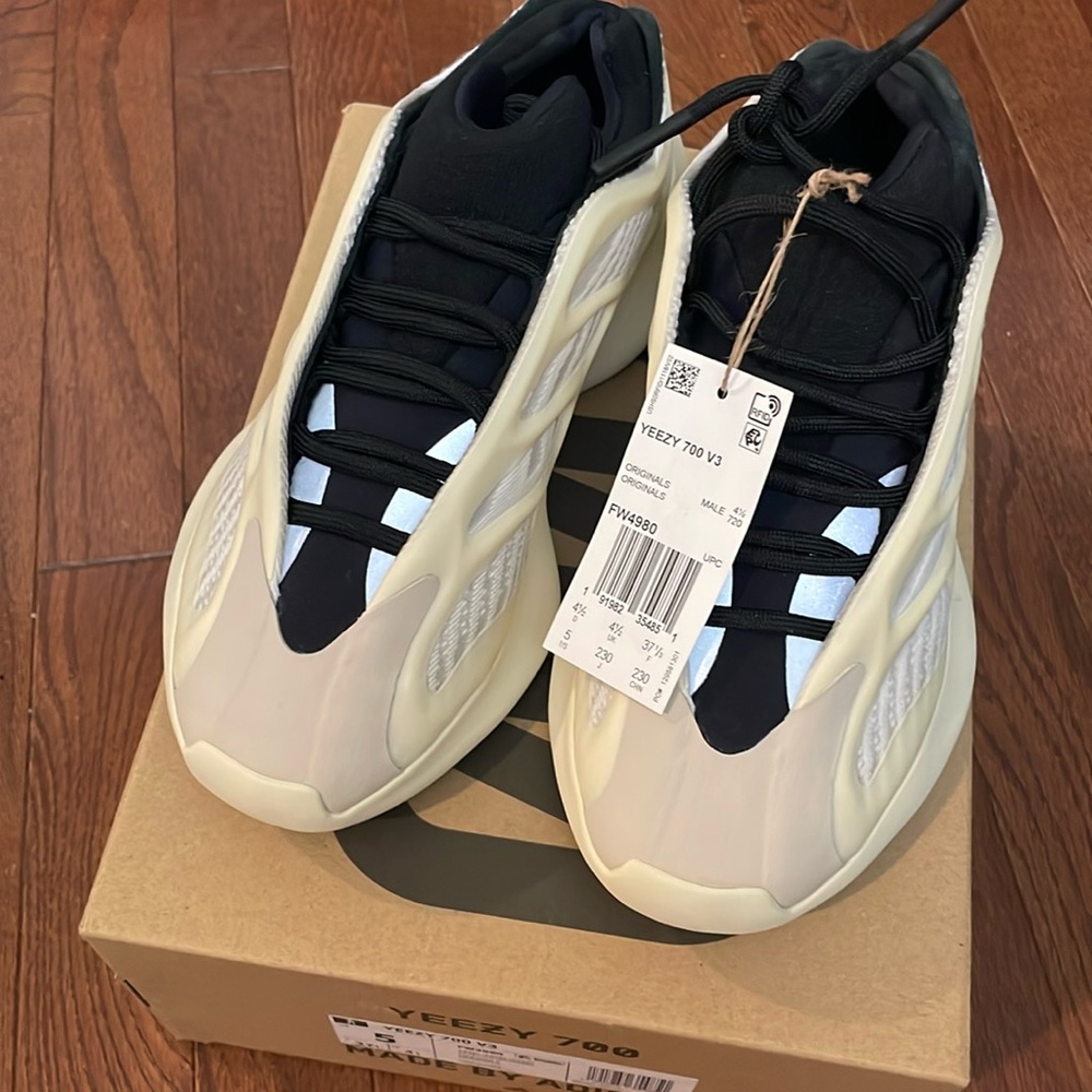 yeezy 700 v3 sz 5